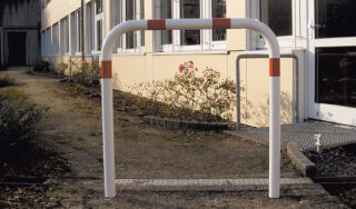 Abweisebügel aus Stahlrundrohr Ø 60 mm, Höhe 1400 mm, mit Querstrebe, zum Einbetonieren, mit Lackierung, 2500 mm breit