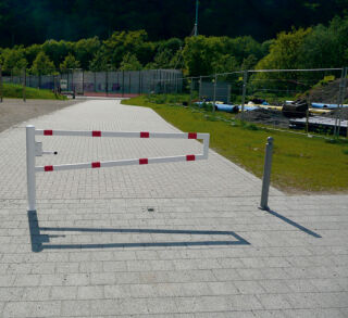 Drehbare Wegesperre, zum Einbetonieren, mit Lackierung, mit Vorhangschloss, 2000 mm breit