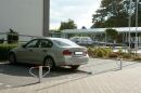 Parkplatzsperre 70x70 mm, umlegbar mit 8mm-Dreikantverschluss, zum Einbetonieren rot beschichtet, weiß reflekt. Leuchtstreifen