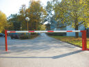 Handschranke mit Gasdruckfeder und Auflagepfosten, mit...
