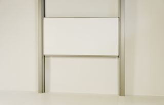 Einflächentafel an Pylonen, Emaille mattweiß 250 x 100 cm