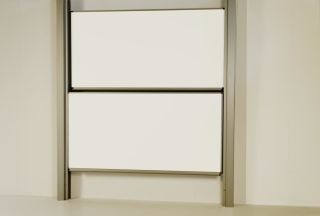 Doppelflächentafel an Pylonen, Emaille mattweiß 200 x 120 cm