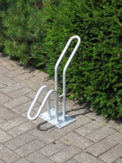 Fahrrad-Rohrparker als  Einzelparker, tief, mit Bodenplatte zum Aufdübeln, 770 mm